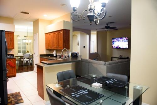 Una cocina o cocineta en Relax in Heated Saltwater Pool Screened Lanai