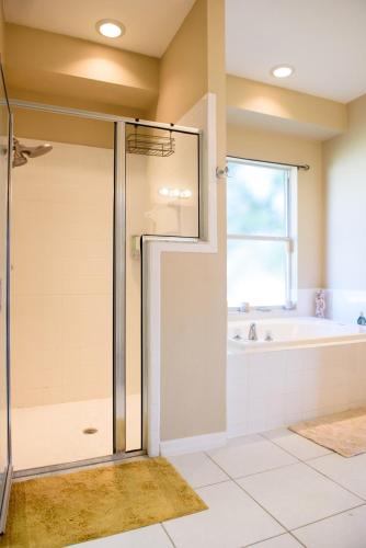Un baño de Relax in Heated Saltwater Pool Screened Lanai