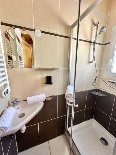 une salle de bain avec un lavabo et une douche dans l'établissement Magnifique studio, piscine, parking Nice, à Nice