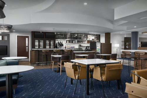 a restaurant with tables and chairs and a kitchen at Courtyard Philadelphia Great Valley/Malvern in Malvern