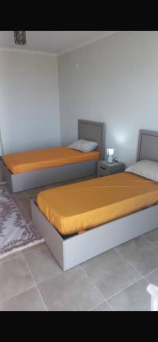 2 Einzelbetten in einem Zimmer mit in der Unterkunft Joli Loft F5 location Bousmail in Castiglione