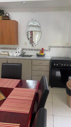 Η κουζίνα ή μικρή κουζίνα στο Primrose Guest Houses