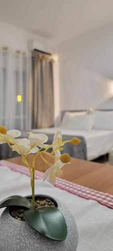 En eller flere senger på et rom på Rori Beach House 2