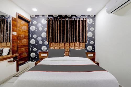 a bedroom with a large bed in a room at Collection O Lotus Gold in Vadodara
