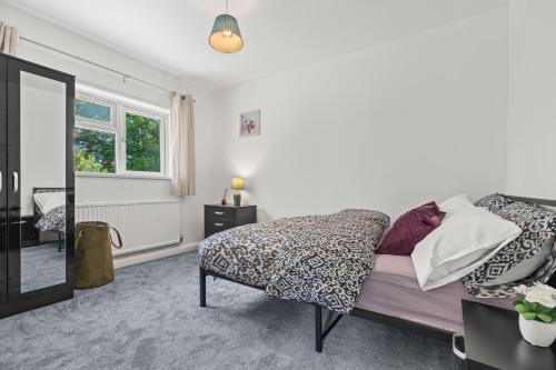 a bedroom with a bed and a mirror at Flat with free parking in Oxford in Oxford