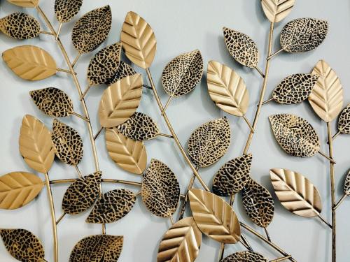 a bunch of leaves on a white table at Casa Graziella Piccolo Pied à terre nel Castello di Palazzo d'Assisi in Palazzo