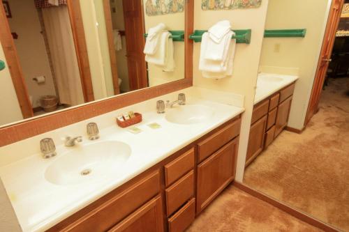ein Badezimmer mit zwei Waschbecken und einem Spiegel in der Unterkunft Mountainback #34, Corner in Mammoth Lakes