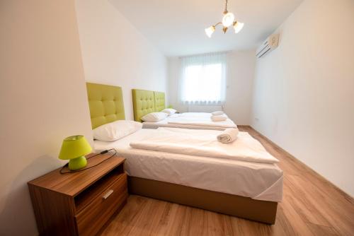 Postel nebo postele na pokoji v ubytování Veritas Apartment Zamárdi