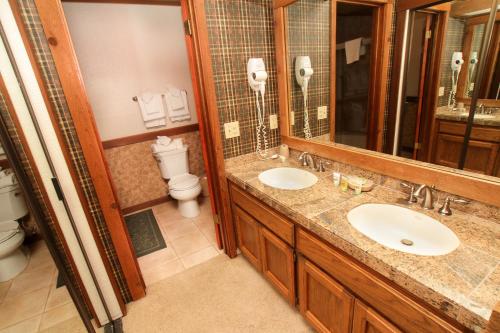 a bathroom with two sinks and a toilet at Mountainback #94 in Mammoth Lakes