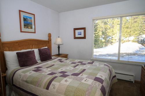Un dormitorio con una cama y una ventana grande en Discovery 4 #115, en Mammoth Lakes