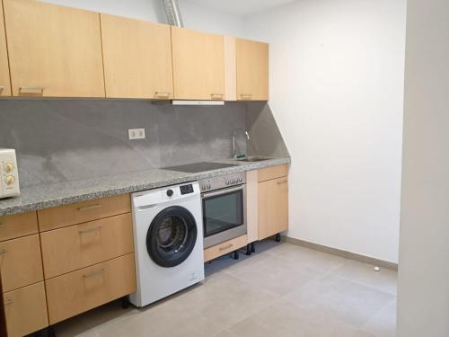 eine Küche mit Waschmaschine und Trockner in der Unterkunft Apartamento Costacabana in Almería