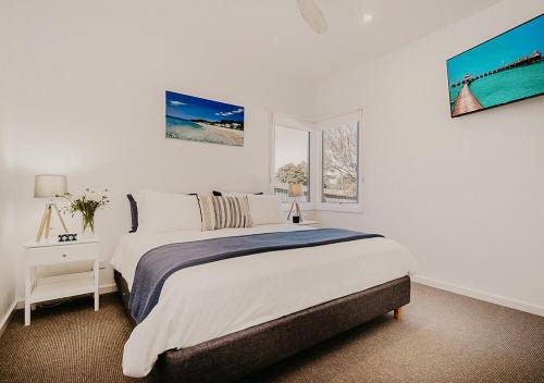 En eller flere senge i et værelse på Glen Mor - Heated Pool Retreat