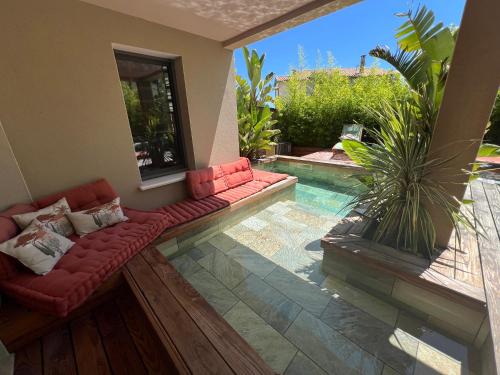 - un salon avec un canapé et une piscine dans l'établissement L'Oasis Secrète de la Corniche, à Sète