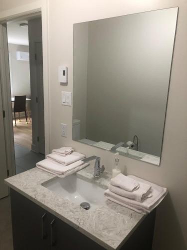 Ένα μπάνιο στο New and peaceful apartment private entrance