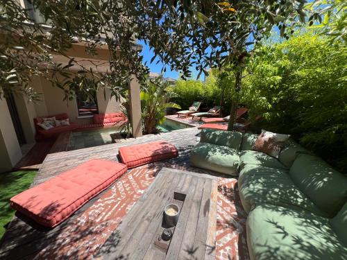 - une table de pique-nique avec des oreillers dans le jardin dans l'établissement L'Oasis Secrète de la Corniche, à Sète