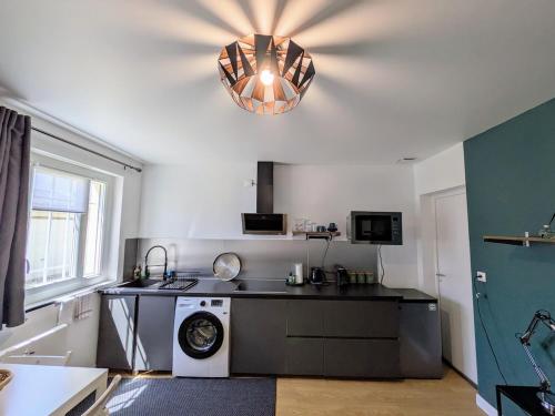 a kitchen with a stove and a washing machine at Gite Bernard Lafon in Castillon-la-Bataille