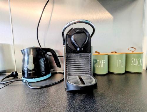 a toaster and a tea kettle on a counter at Gite Bernard Lafon in Castillon-la-Bataille