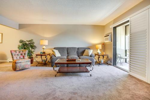 Lake Access and Community Pool Cozy Condo in Moundにあるシーティングエリア