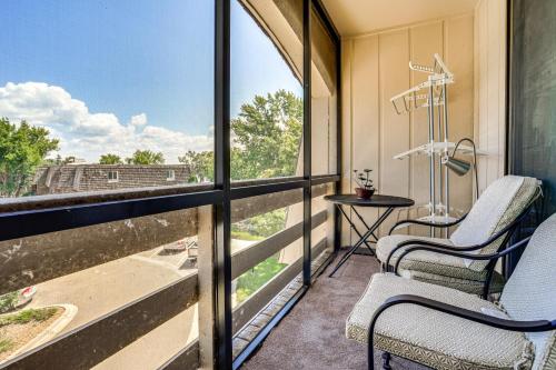 Lake Access and Community Pool Cozy Condo in Moundにあるバルコニーまたはテラス