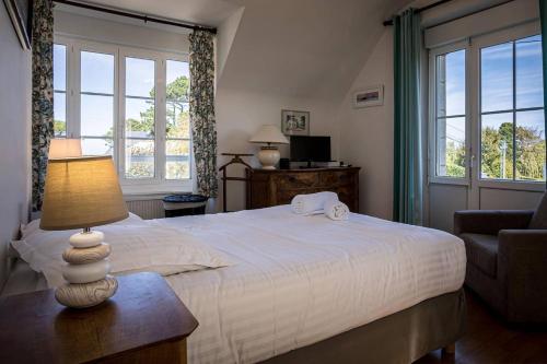 - une chambre avec un lit doté d'une lampe et d'une chaise dans l'établissement Ty Moune proche mer, à Penvénan