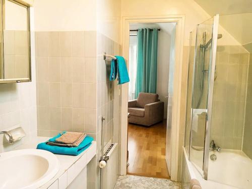 une salle de bain blanche avec lavabo et douche dans l'établissement Ty Moune proche mer, à Penvénan