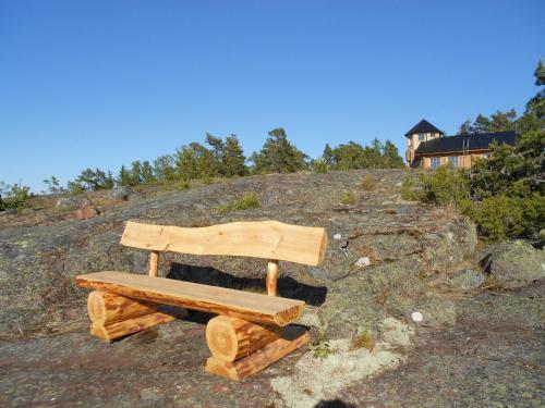 a wooden bench sitting on top of a hill at Tornvillan in Hammarland