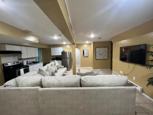 TV a/nebo společenská místnost v ubytování Spacious 2 king bedroom, 5 mins EWR Airport