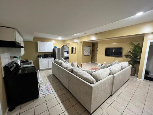 Kuchyň nebo kuchyňský kout v ubytování Spacious 2 king bedroom, 5 mins EWR Airport