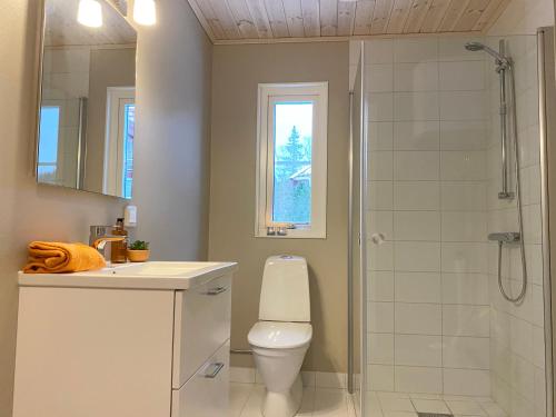 Ένα μπάνιο στο Brand new cottage with sea view