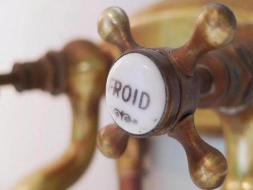 a close up of a door knob with the wordrod on it at Design Lodge Twente in Buurse