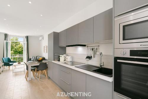une cuisine avec un évier et une cuisinière four supérieur dans l'établissement Azurenting - harbor views - beautiful stay 2, à Vallauris