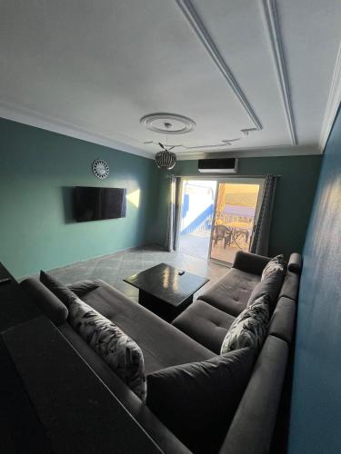 una sala de estar con un sofá y una mesa en Ammour Apartment, en Chefchaouen