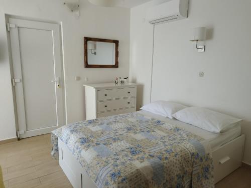 sypialnia z łóżkiem, komodą i lustrem w obiekcie Apartments by the sea Tkon, Pasman - 6221 w mieście Tkon