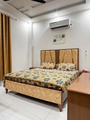 a bedroom with a bed in a room at Supreme Apartments in Nawānpind