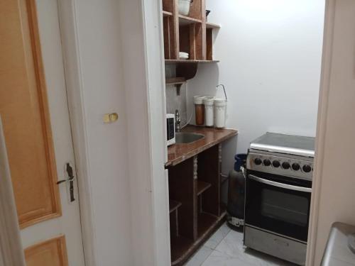 エル・アラメインにあるch2 C21 ground chalet without a lounge terrace and bourgeois pool sideのシンクとコンロのある小さなキッチン