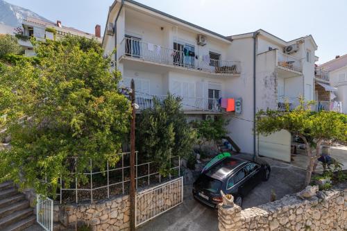 Apartments by the sea Bratus - Makarska - 22135