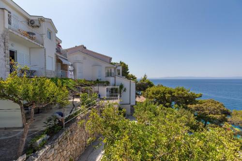 Apartments by the sea Bratus - Makarska - 22135