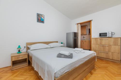 Apartments by the sea Bratus - Makarska - 22135