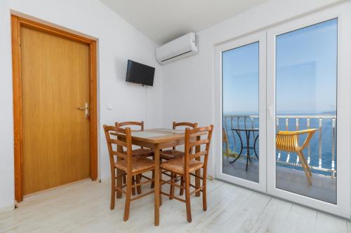 Apartments by the sea Bratus - Makarska - 22135
