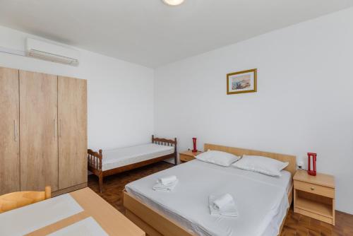 Apartments by the sea Bratus - Makarska - 22135
