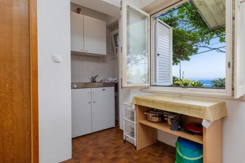 Apartments by the sea Bratus - Makarska - 22135