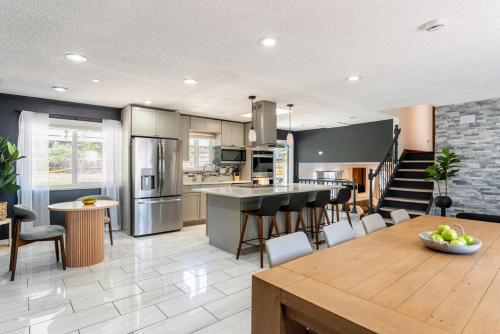 Dapur atau dapur kecil di Spacious 5BR, Epic Backyard, Perfect Gatherings