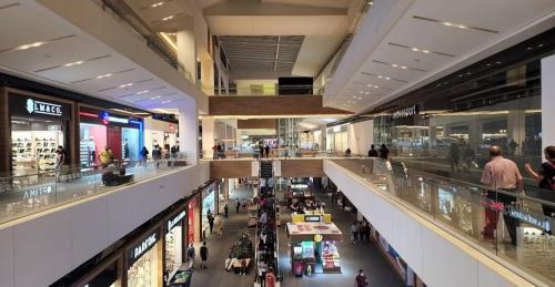 a shopping mall with a lot of people in it at El depa de Natalia a min de aeropuerto y estadio GNP in Mexico City