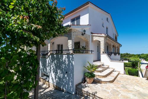 Apartments with parking spaces Stinjan, Pula - 23546