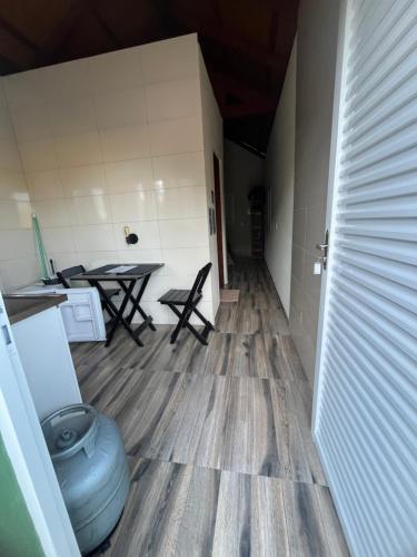 a hallway with a table and a toilet in a room at Chalés do vale Extrema verde in Extrema