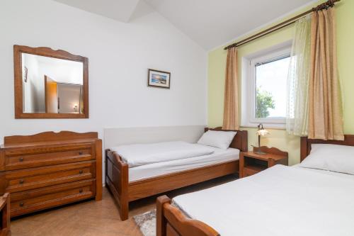 Apartments with parking space Stinjan, Pula - 23546