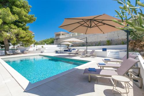 Seaside family friendly house with a swimming pool Arbanija, Ciovo - 24430