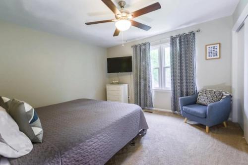 Private, Updated Townhouse in DT Apexにあるベッド