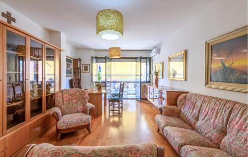 Χώρος καθιστικού στο Lovely Apartment In Pesaro With Wifi