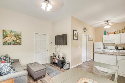 Dapur atau dapur kecil di Mississippi River Retreat with Views Walk to Water